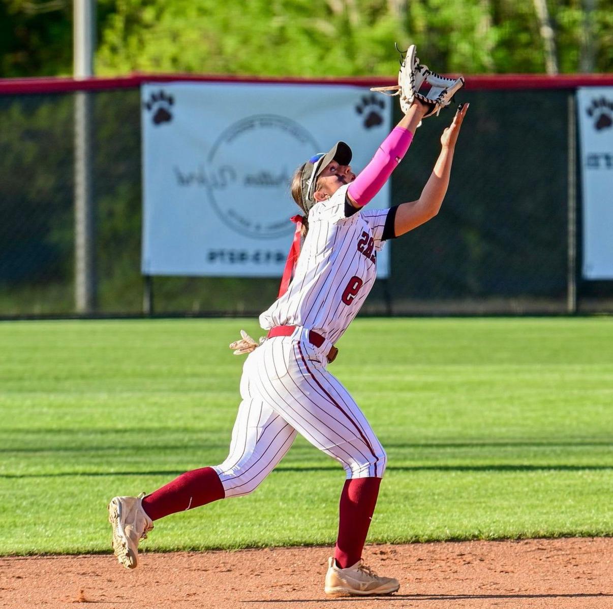 杰西·布鲁克斯最近签约加入了加兹登州立垒球队. She currently plays at Southside High School.